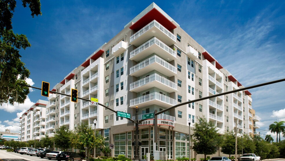 Cottonwood Bayview Apartments Exterior View in Downtown St Petersburg - Cottonwood Bayview