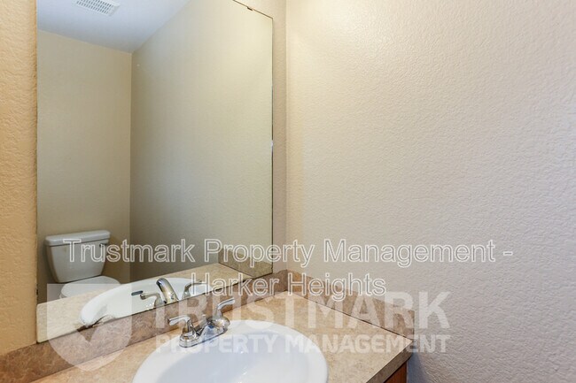 Building Photo - 4005 Madison Dr