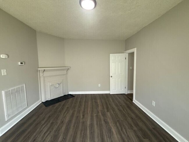 Building Photo - FOR RENT - Renovated Duplex in Gallatin - Half Off 1st Month Move in Special!
