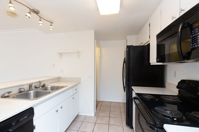 Building Photo - *** MUST SEE 2/2.5 TOWNHOME WITH TWO CAR G...