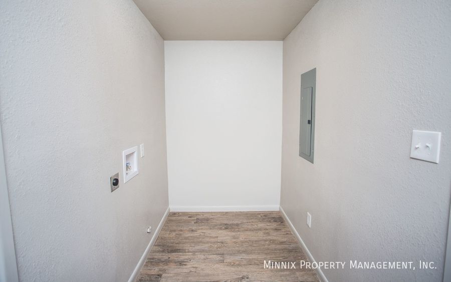 Building Photo - 924 Adrian St