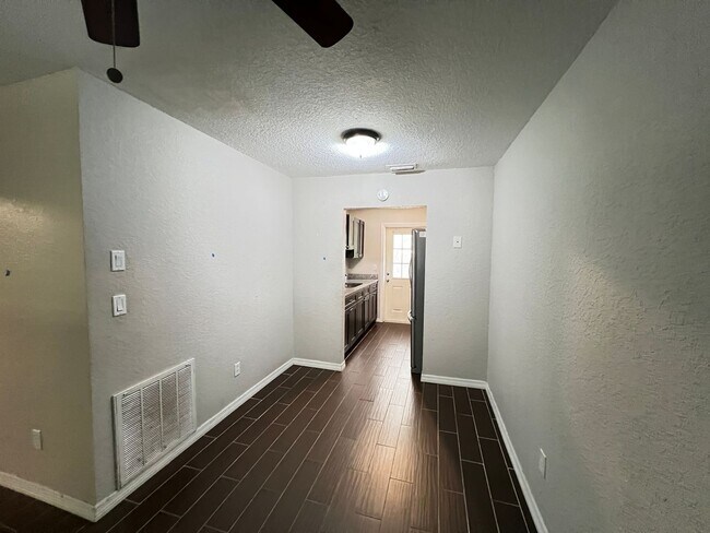Building Photo - 2BD & 1 BA - Where Charm Meets Comfort: Yo...