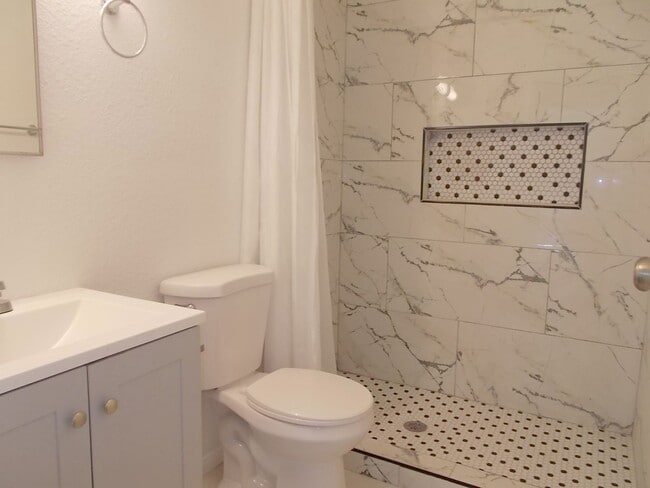 Building Photo - Beautifully Updated 3-Bedroom with an Ente...