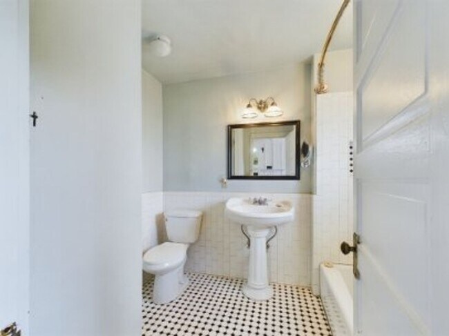 Building Photo - Cozy three bedroom in Hye Texas