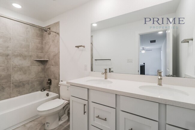 Building Photo - Large New Build in Pflugerville!