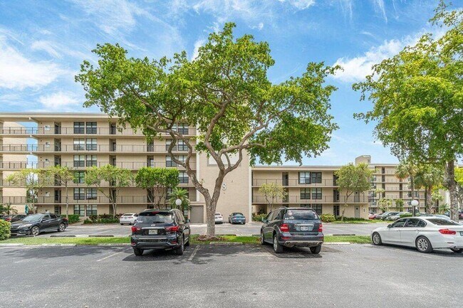 Building Photo - 8 Royal Palm Way