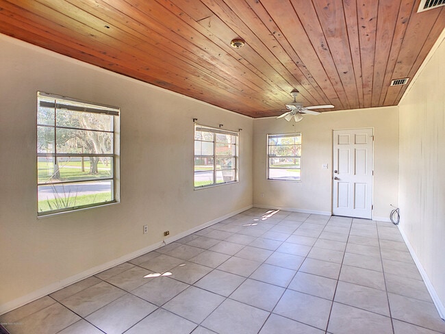 Building Photo - 319 Lucerne Dr