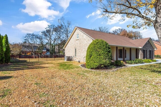 Building Photo - 755 Regal Dr