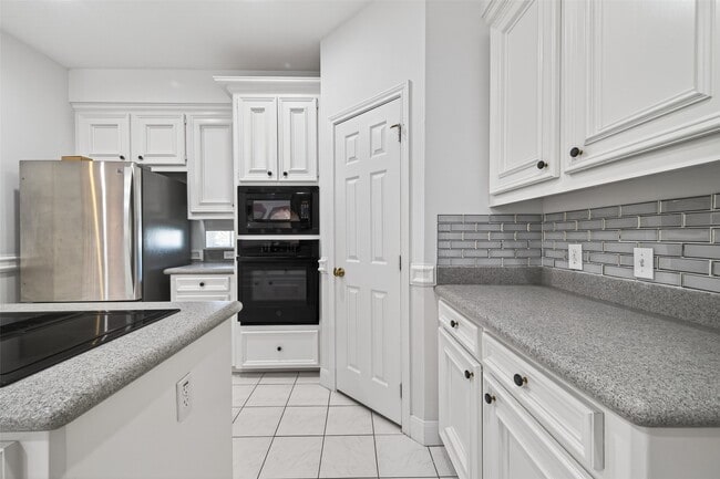 Building Photo - 8023 Oakwood Hollow St