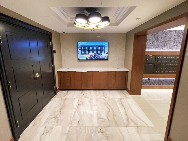 Building Photo - Luxurious living in Penn Quarter