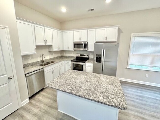 Building Photo - Now Leasing a 5-bedroom 3 bath home in Byh...