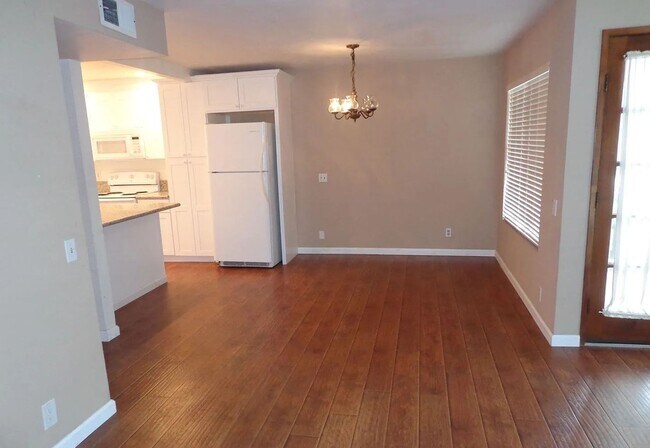 Building Photo - Gorgeous Pacific Beach 2 Bed 2.5 Bath Townhouse