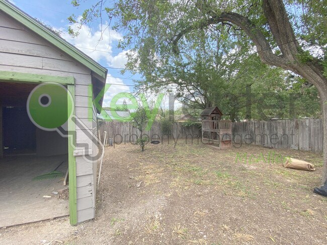 Building Photo - 2Bed/1Bath w/office in Central Mcallen ( Laurel and 10th )