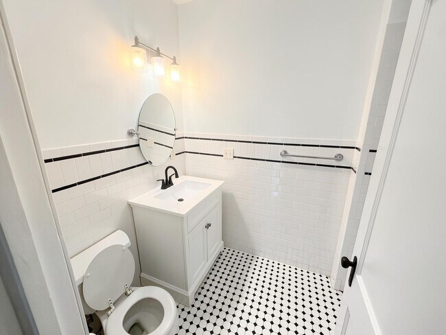 Building Photo - Newly Renovated 2BR on Sought-After Warren Street with Soaring Ceilings