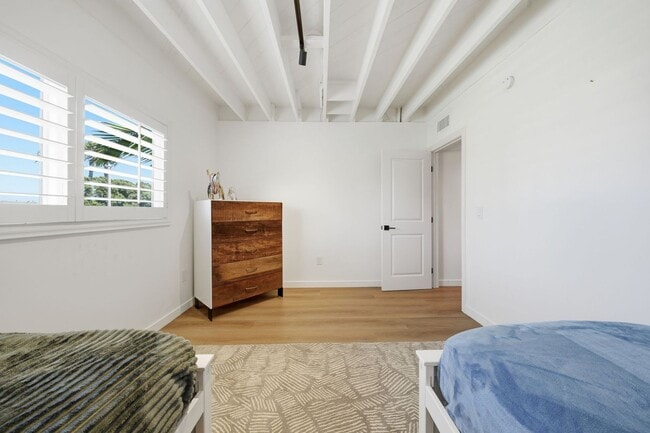 Building Photo - 6601 Seashore Dr