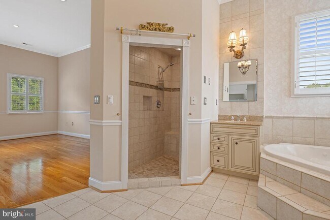 Building Photo - 5905 Lone Oak Dr
