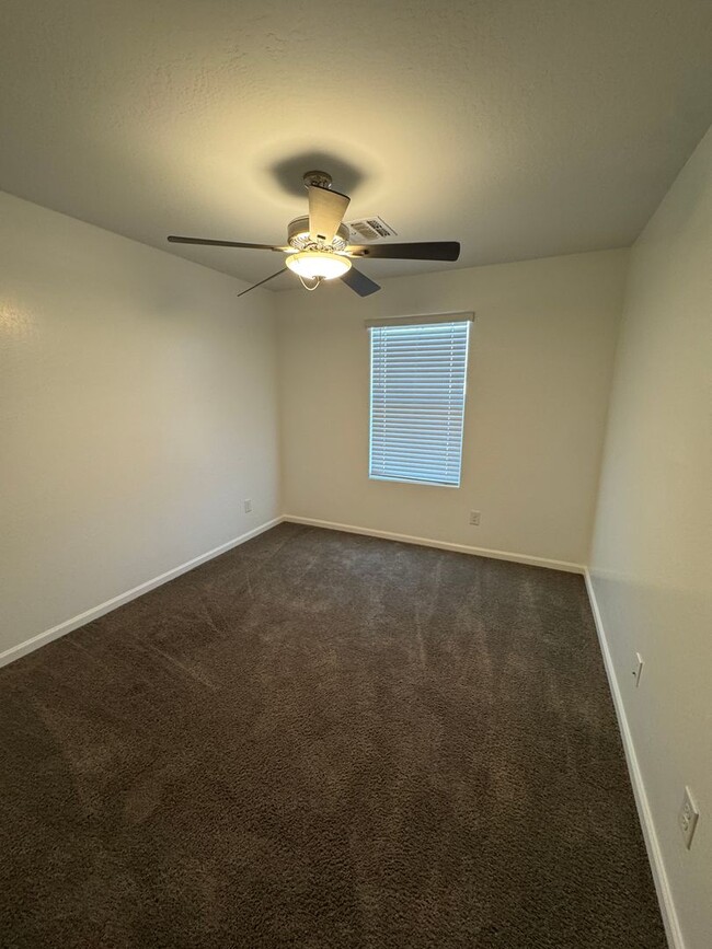 Building Photo - Beautiful newer townhome located in Tempe