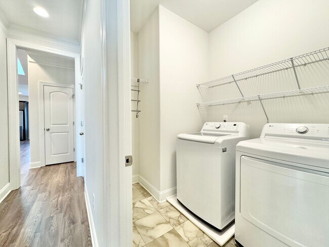 Building Photo - Updated 3 Bedroom High Point Condo with Large Bonus Room!