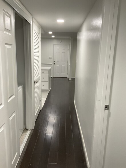 Building Photo - 1001 Woodland Vlg