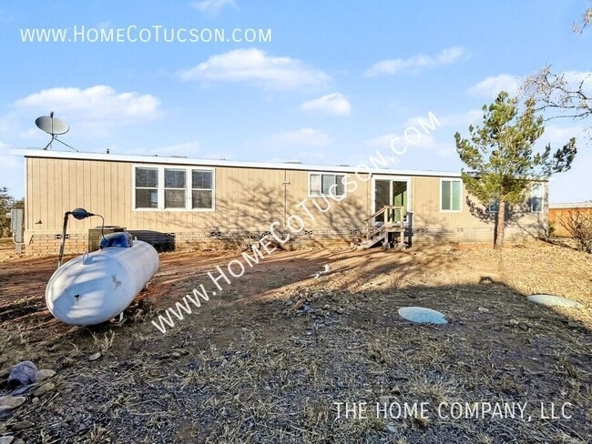 Building Photo - 5840 E Dakota Rd