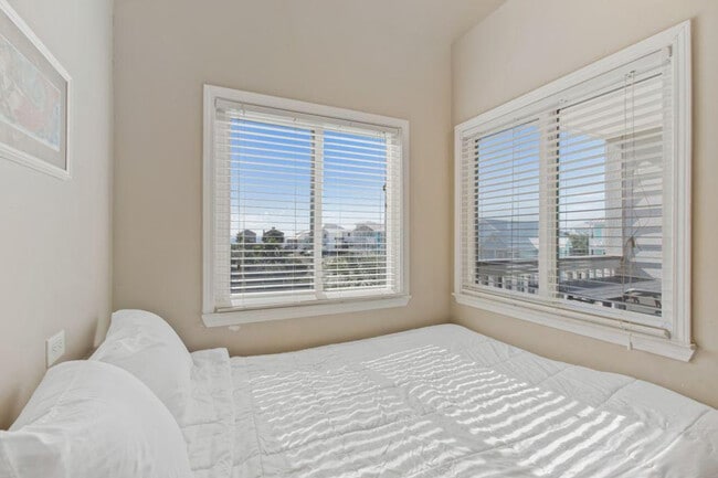 Building Photo - 497 Plantation Rd