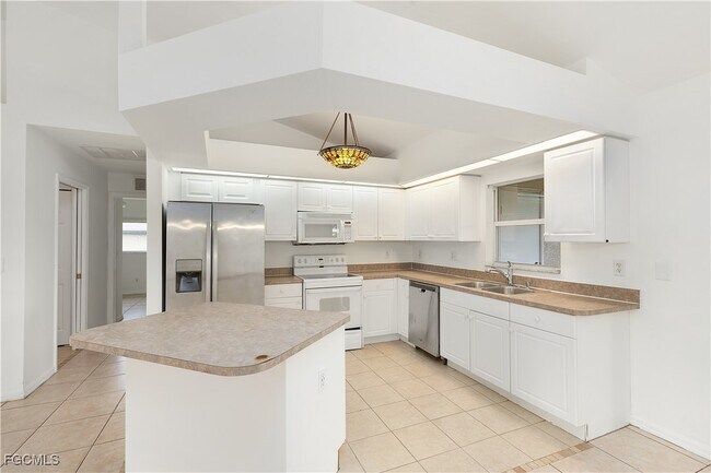 Building Photo - 127 SW 11th Terrace
