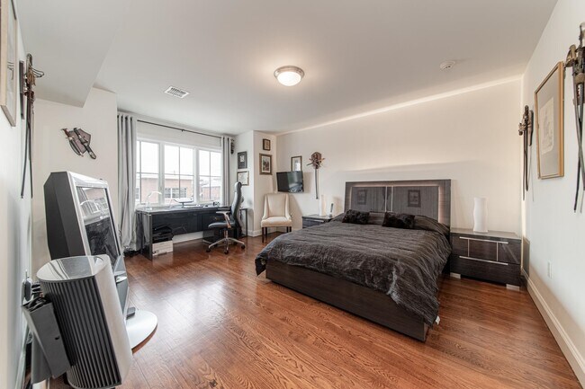 Building Photo - 11 Washington Pl