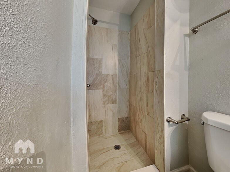 Building Photo - 1033 Busac Ave