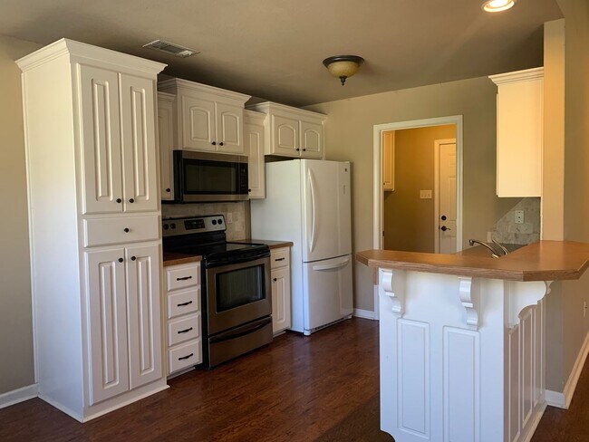 Building Photo - 241 Lariat Dr
