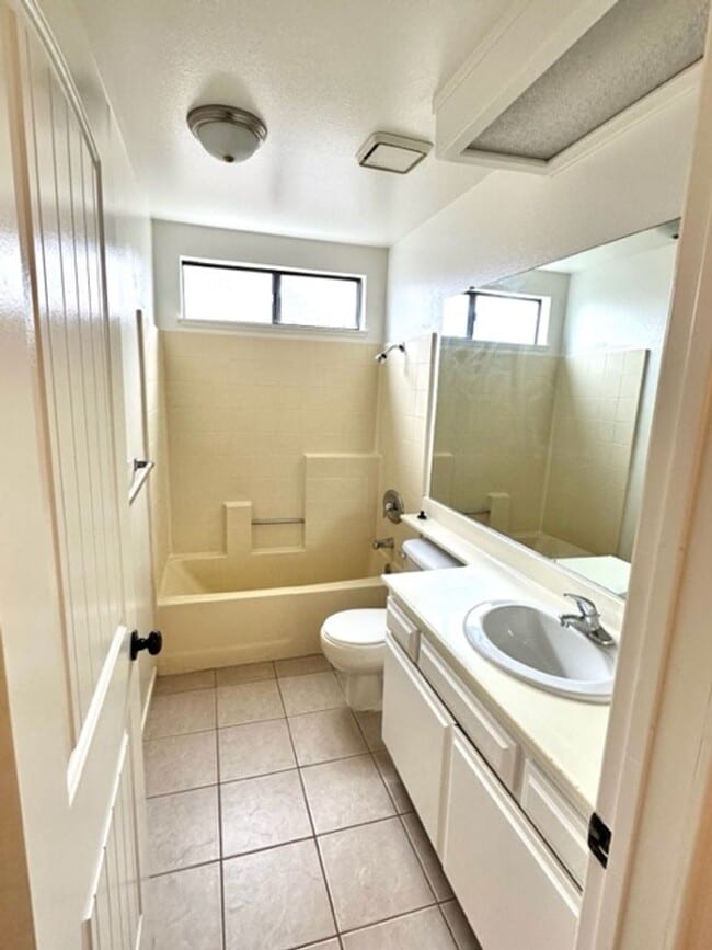 Building Photo - Charming Home in Miramonte