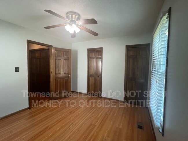 Building Photo - 6149 Lakeway Dr