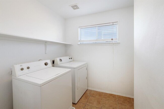 Building Photo - 120 Mallard Ln