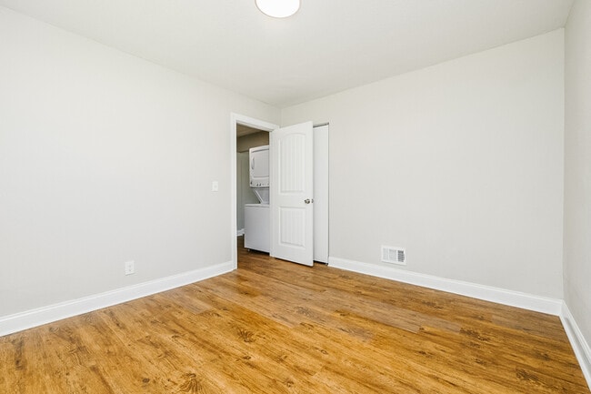 Building Photo - NEWLY RENOVATED 2 bedroom, 1 bathroom at G...