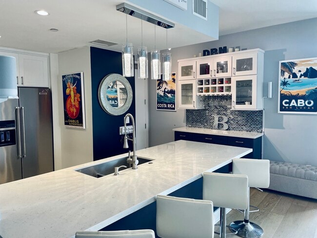 Kitchen & Bar - 603 Davis St