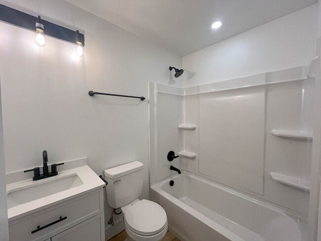 Building Photo - Charming NE Portland Apartment Near Parks, Shops & Transit