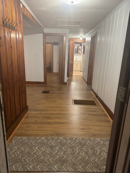 Primary Photo - 618 Leonard Ave