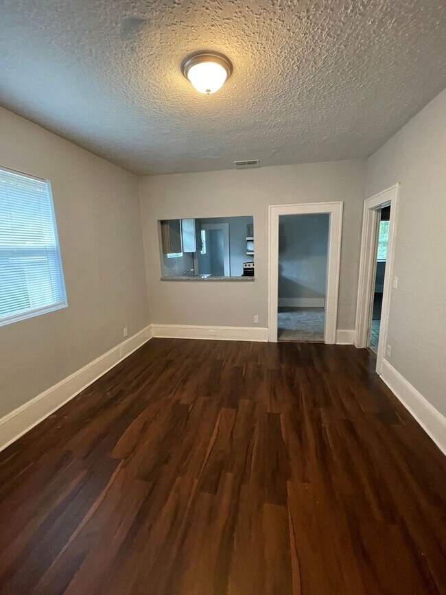 Building Photo - Duplex with Garage Apartment
