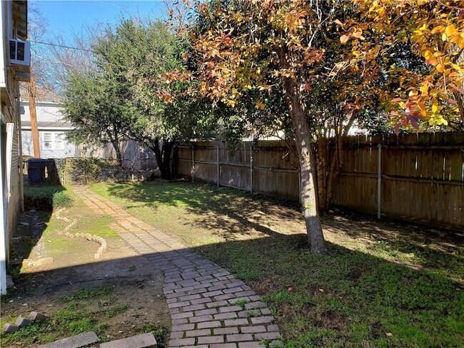 Building Photo - 402 N Augusta St