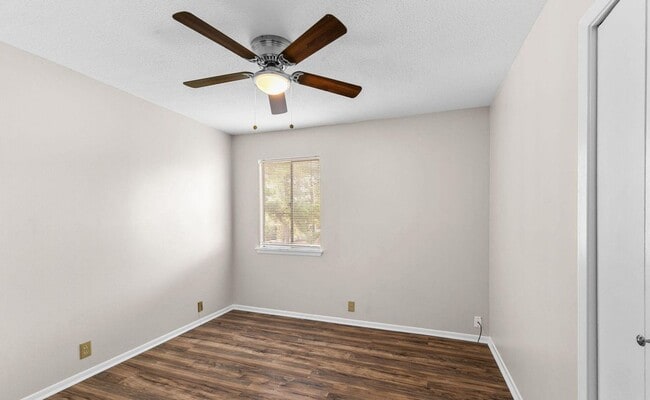 Building Photo - Live Where Convenience Meets Comfort in Lakebend!