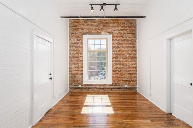Building Photo - 1403 Huntsville Rd