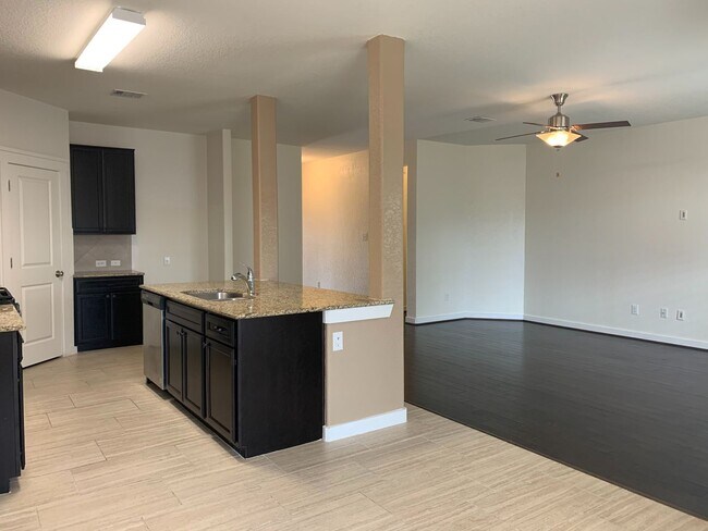 Building Photo - LOVELY ONE STORY HOME WITH EASY ACCESS TO ...