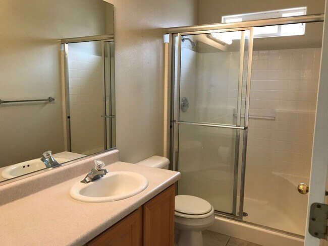 Building Photo - 3 Bedroom 2 Bath - Canyon View