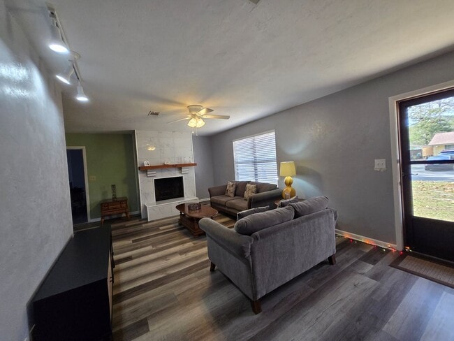 Building Photo - 3/2- Adorable home in Northwood Pines