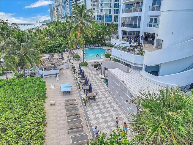 Building Photo - 17375 Collins Ave