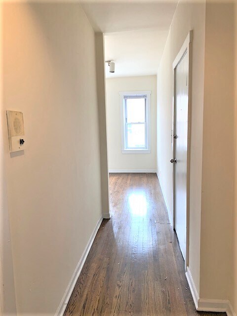 Building Photo - 4000 N Kenmore Ave