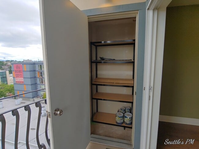 Building Photo - Top Floor Condo Located in First Hill with 2 Parking Spots Included!!!