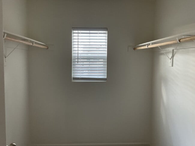 Building Photo - "Charming 3-Bed, 3-Bath Home right on the golf course - 1370 Sq Ft of Cozy Living!"