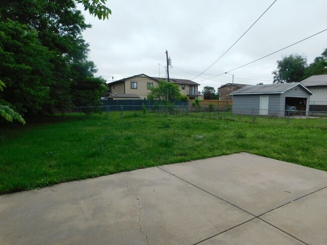 Building Photo - Beautifully remodeled 3 bedroom/1 bath hom...
