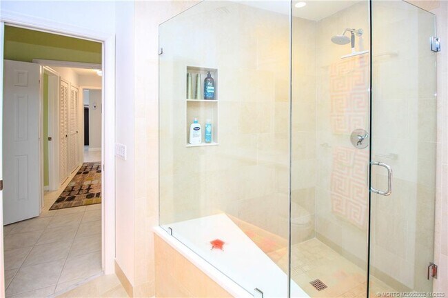 Building Photo - 150 SE Four Winds Dr