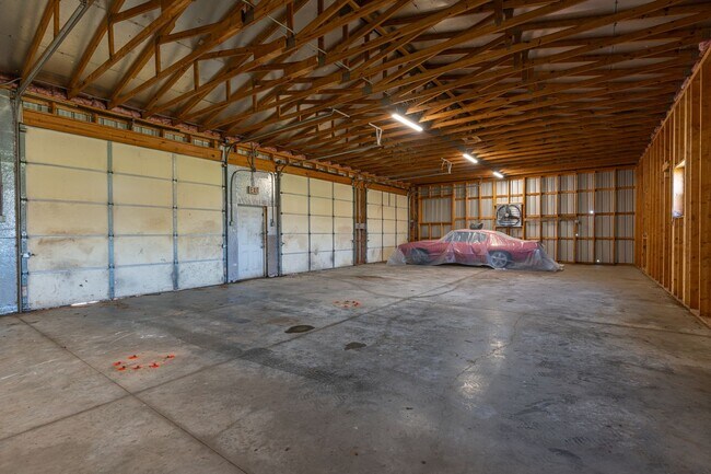 Building Photo - Country home equipped for on-site business!